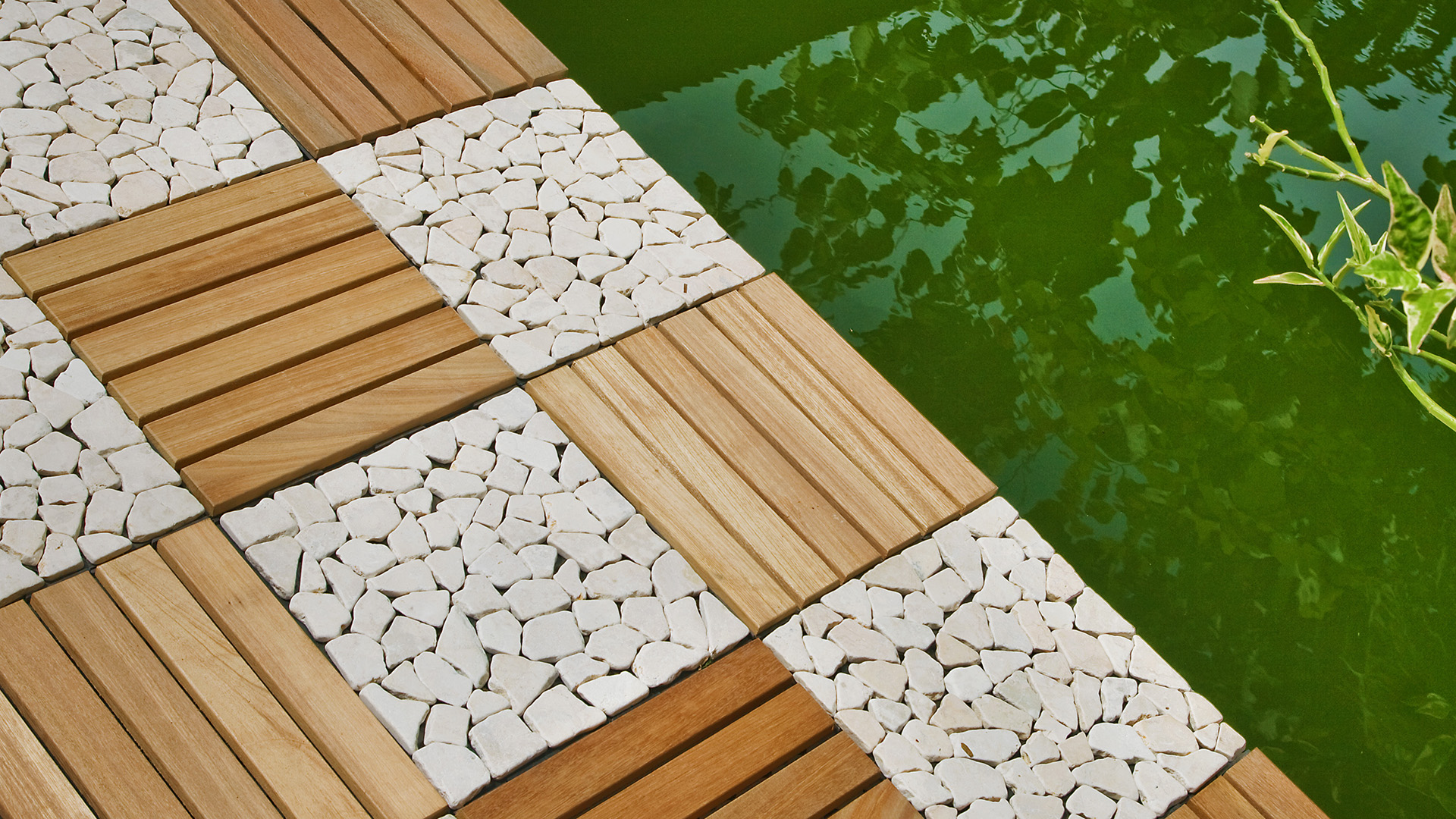 Interlocking click tiles